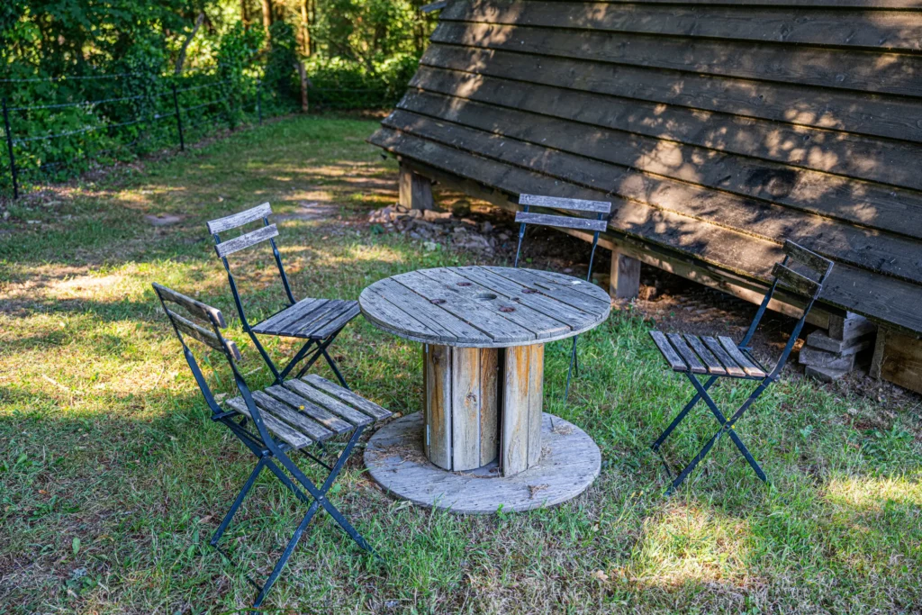 Gite de la cour cabine en bois table extérieur