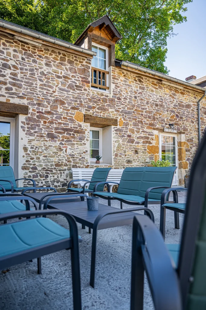 Gite de la cour table et chaise en extérieure