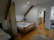 Gîte, chambre beige, lit double