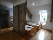 Gîte, chambre grise, lit simple